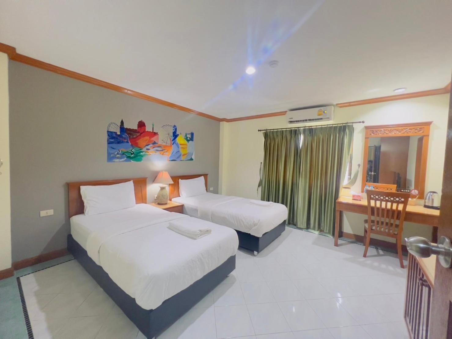 Royal Vista Hotel Patong Bagian luar foto