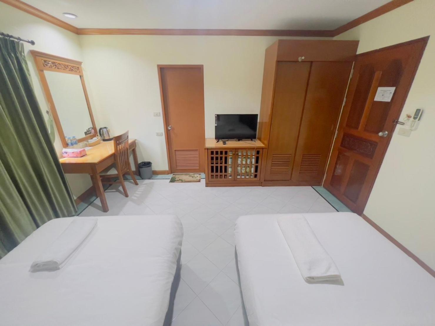 Royal Vista Hotel Patong Bagian luar foto