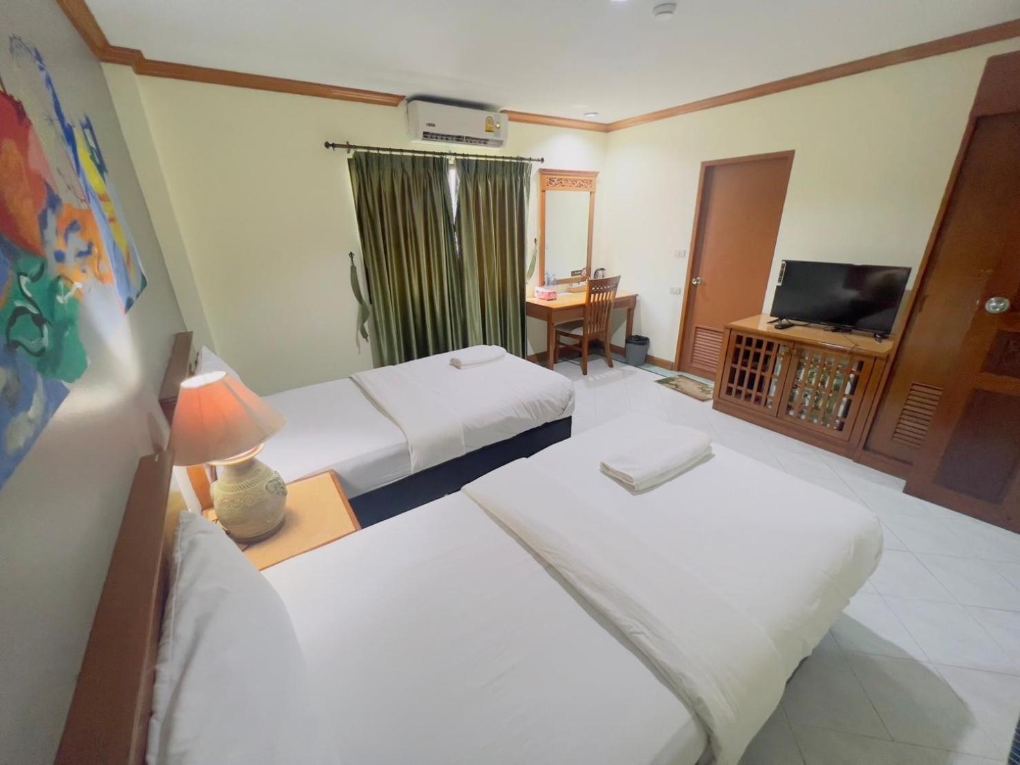 Royal Vista Hotel Patong Bagian luar foto