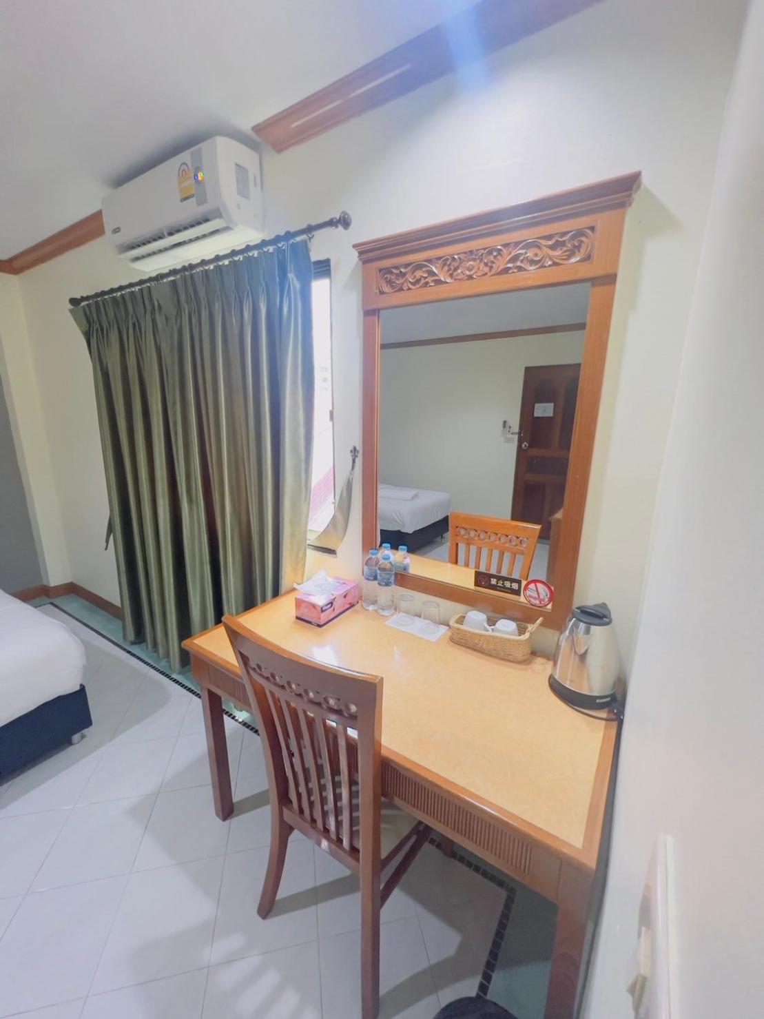 Royal Vista Hotel Patong Bagian luar foto