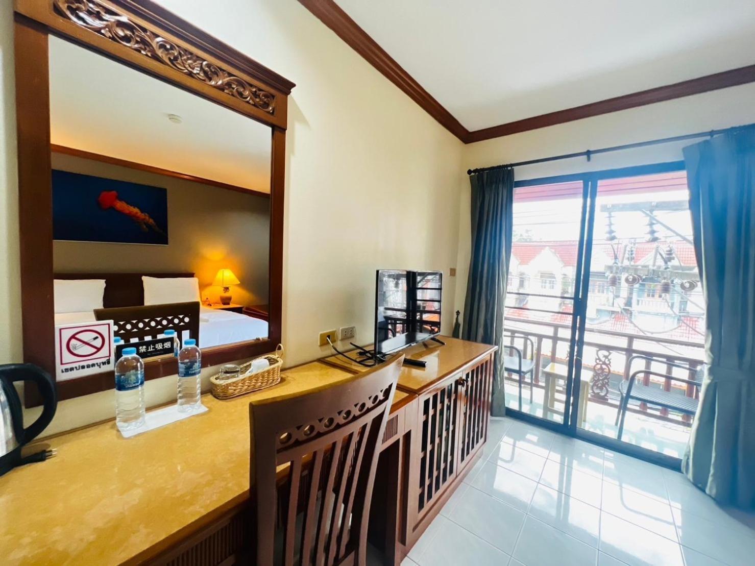Royal Vista Hotel Patong Bagian luar foto