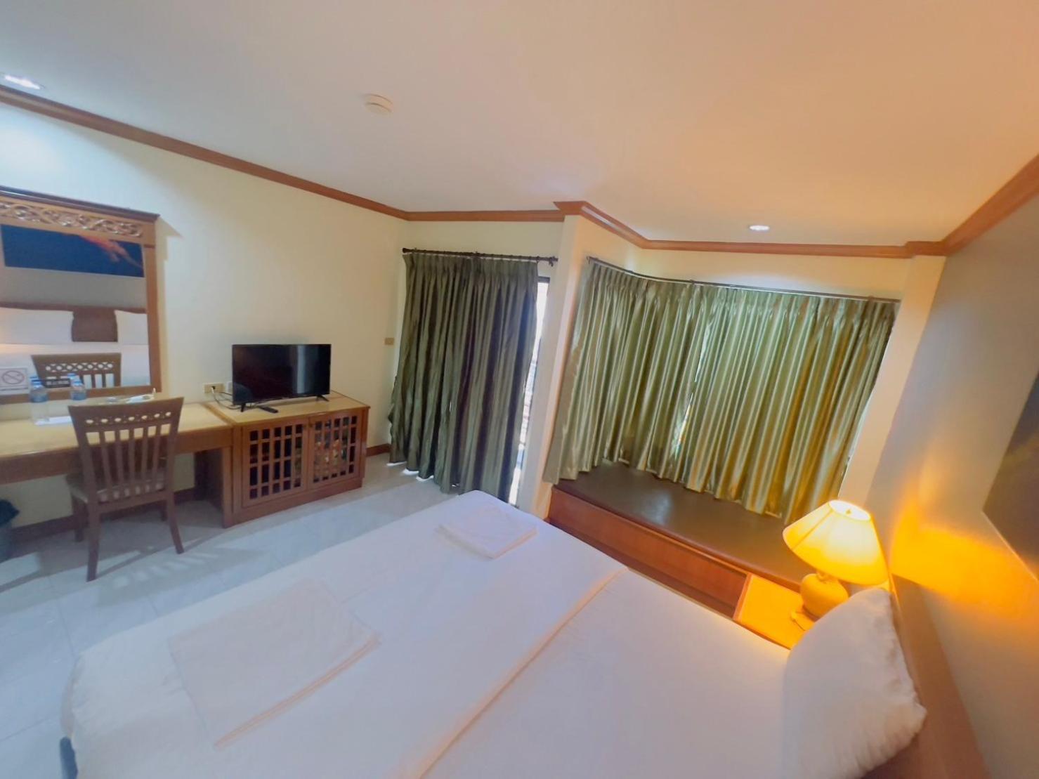 Royal Vista Hotel Patong Bagian luar foto