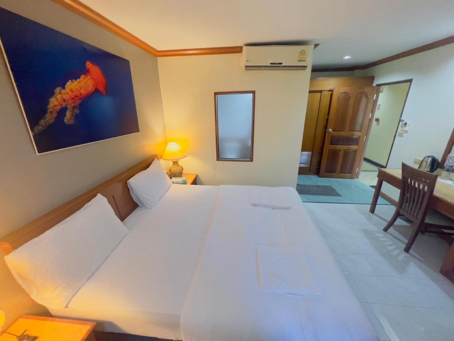 Royal Vista Hotel Patong Bagian luar foto