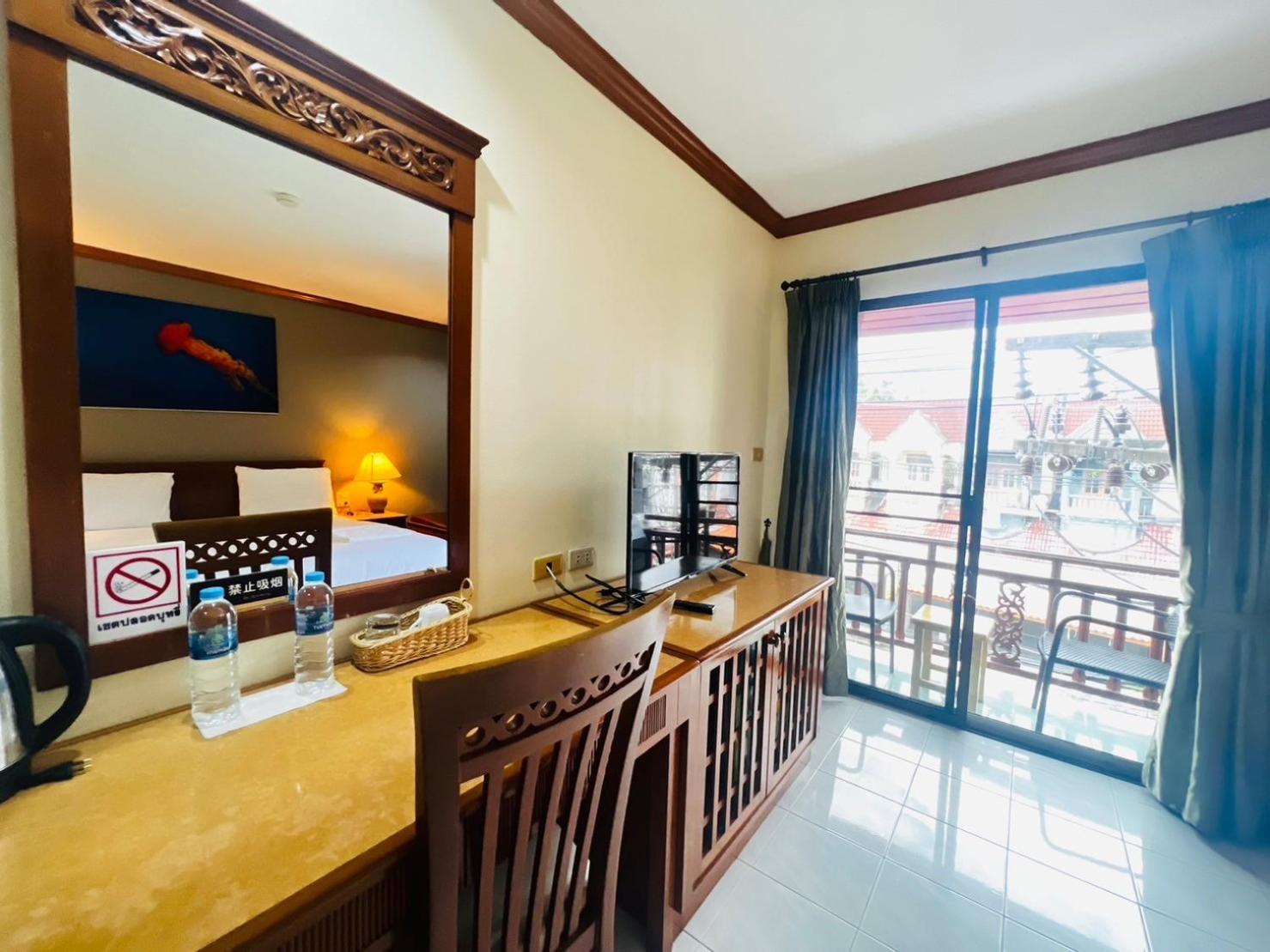 Royal Vista Hotel Patong Bagian luar foto