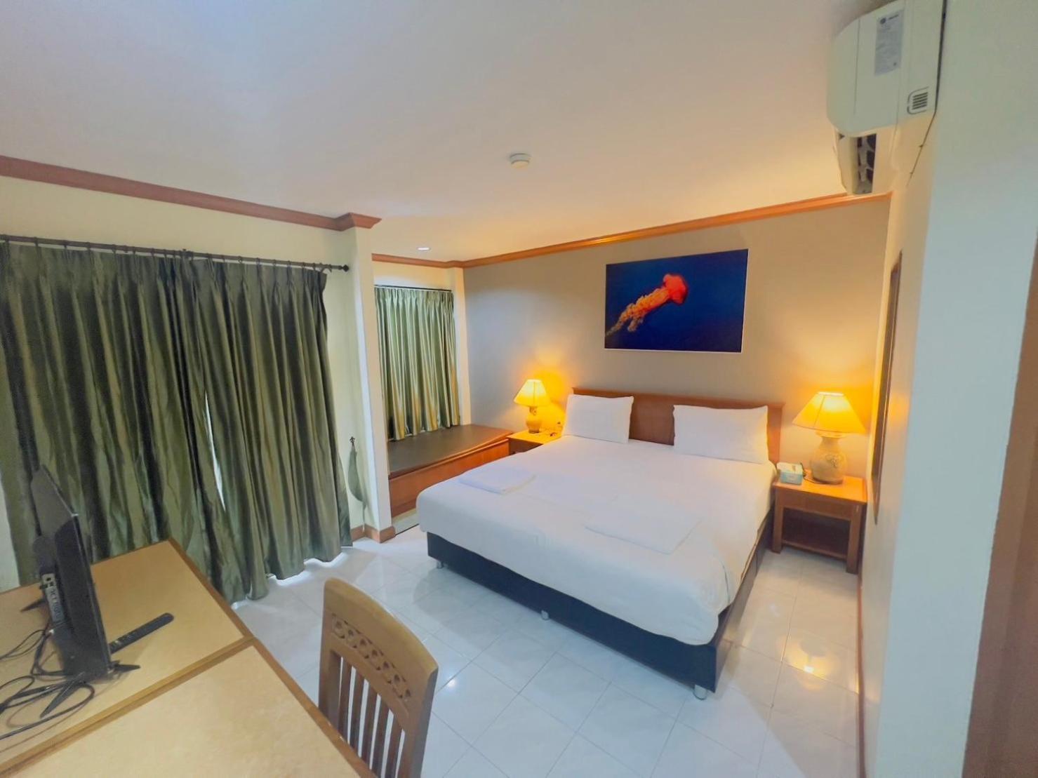 Royal Vista Hotel Patong Bagian luar foto
