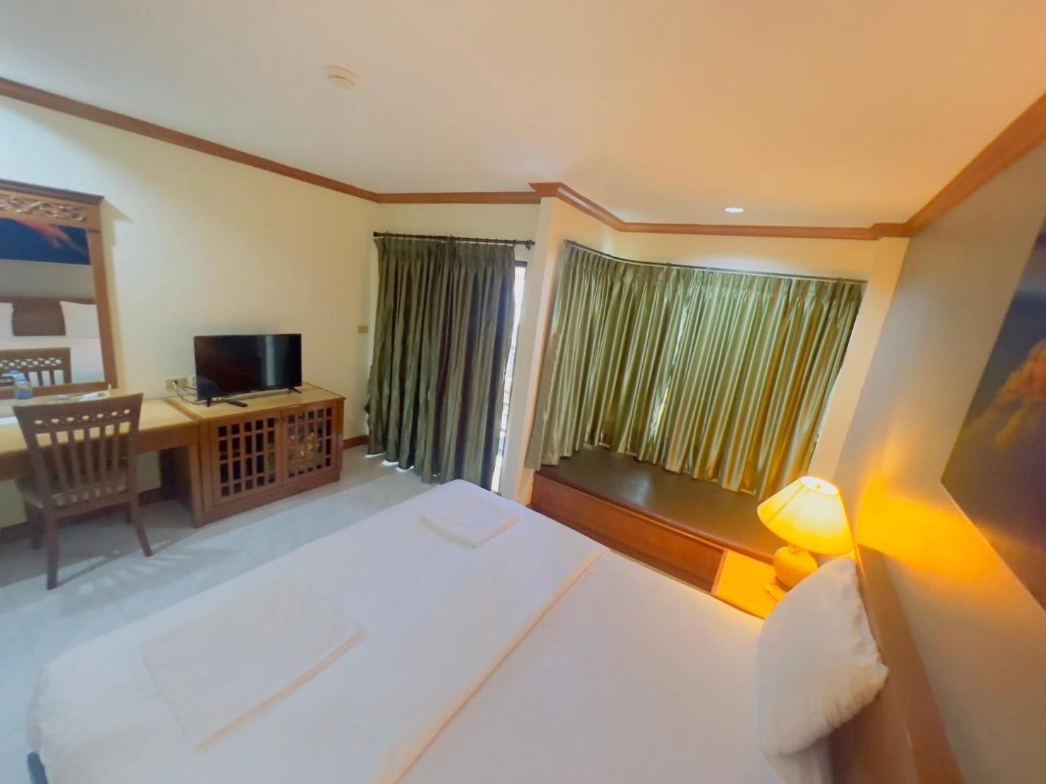 Royal Vista Hotel Patong Bagian luar foto