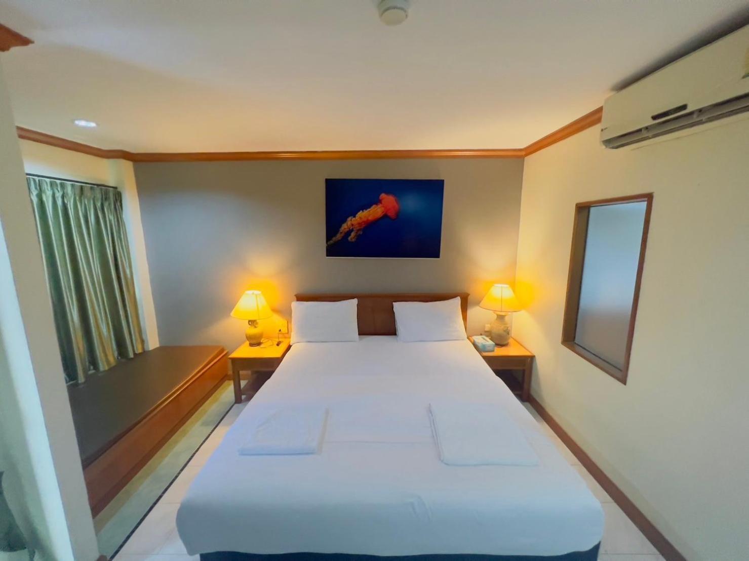 Royal Vista Hotel Patong Bagian luar foto