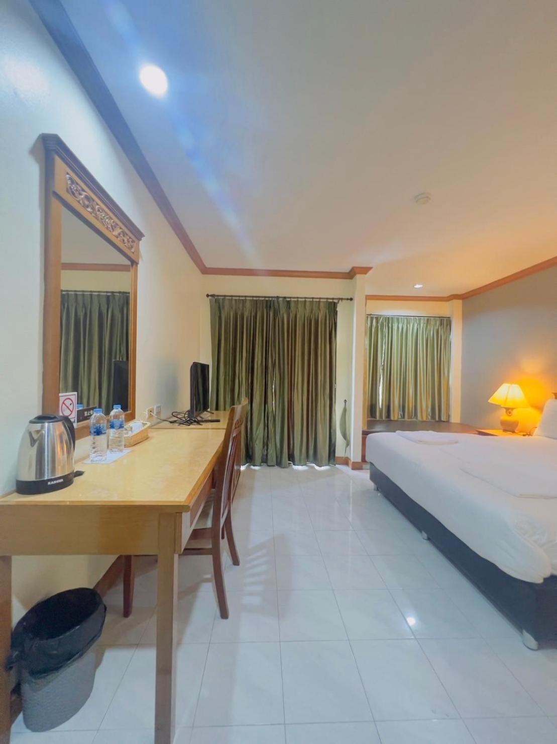 Royal Vista Hotel Patong Bagian luar foto