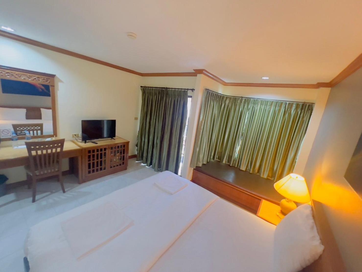 Royal Vista Hotel Patong Bagian luar foto