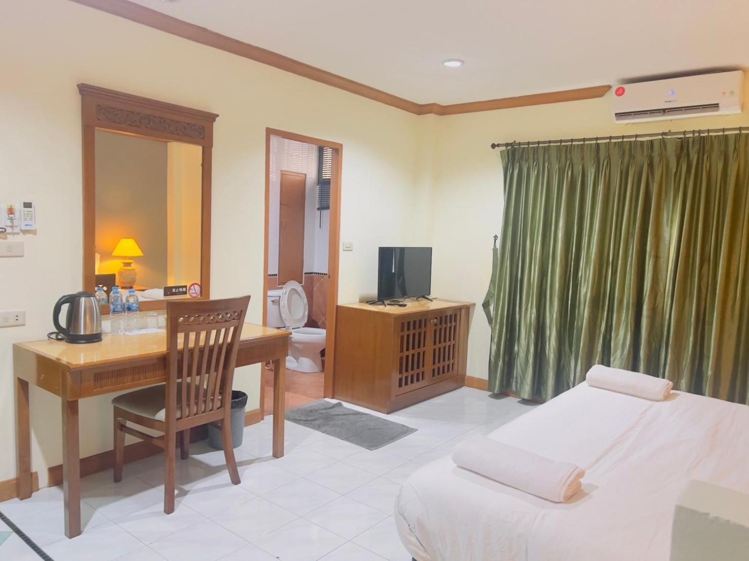Royal Vista Hotel Patong Bagian luar foto