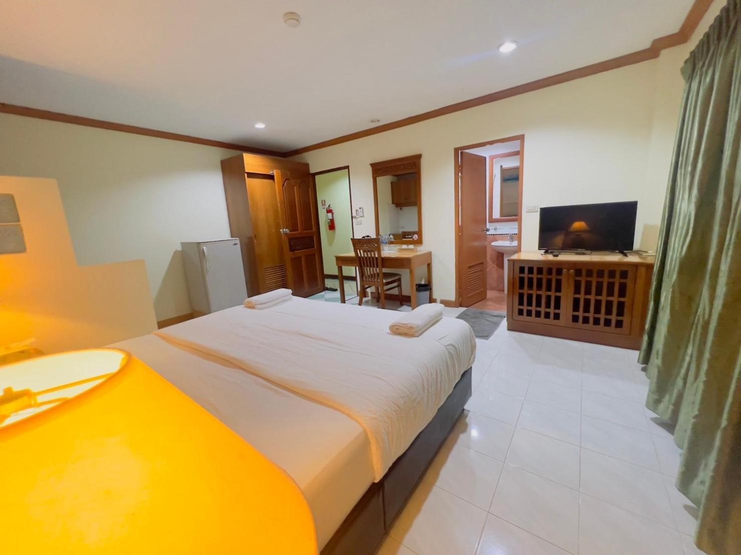 Royal Vista Hotel Patong Bagian luar foto