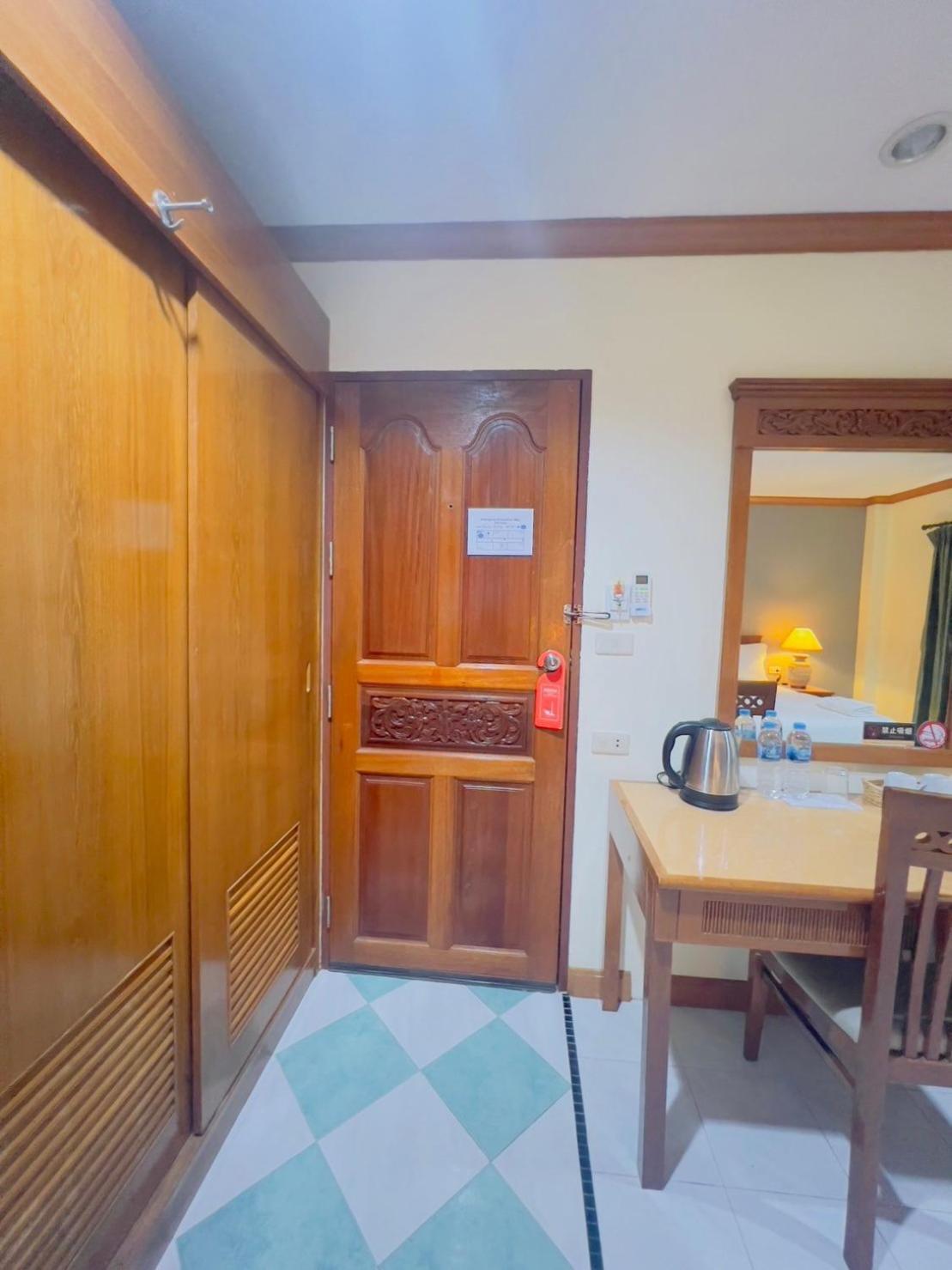 Royal Vista Hotel Patong Bagian luar foto
