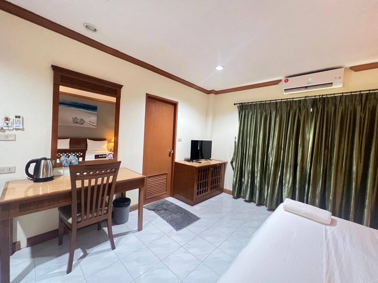 Royal Vista Hotel Patong Bagian luar foto